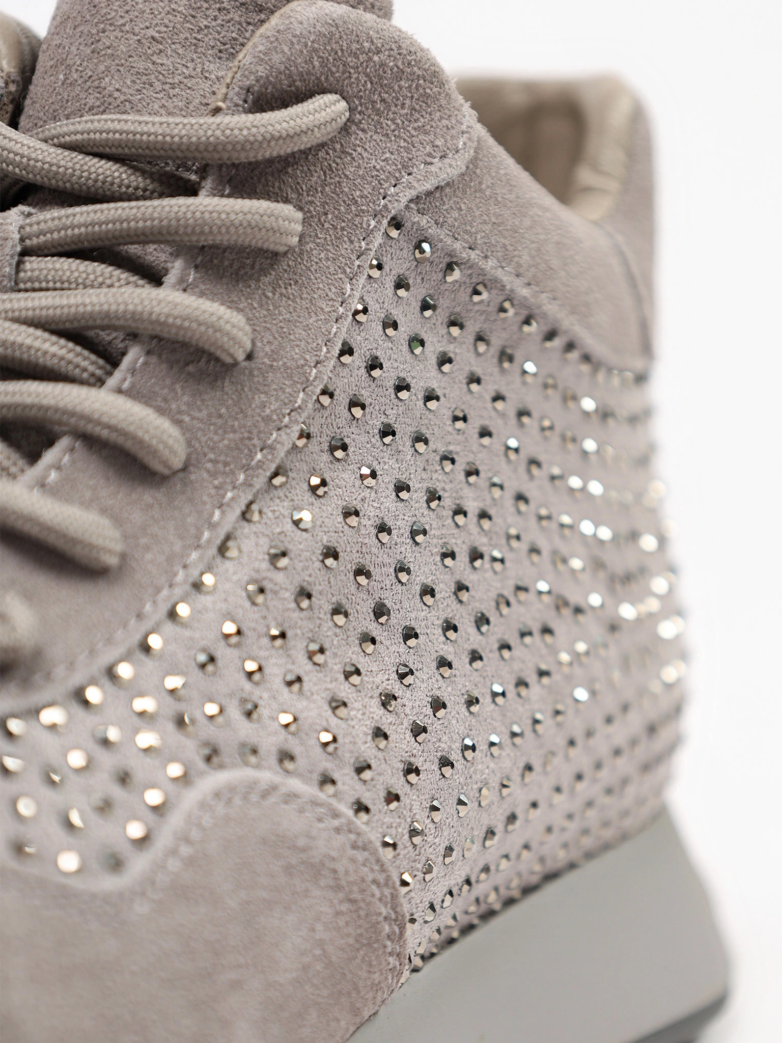 Кроссовки серого цвета со стразами на низкой подошве